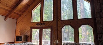 Serene 3-bedroom cabin located in Blue Lake Springs, Arnold. Perfect family spot