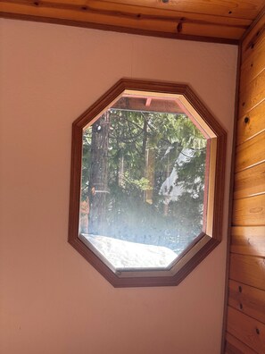 Interior - Serene 3-bedroom cabin located in Blue Lake Springs, Arnold. Perfect family spot (Arnold)