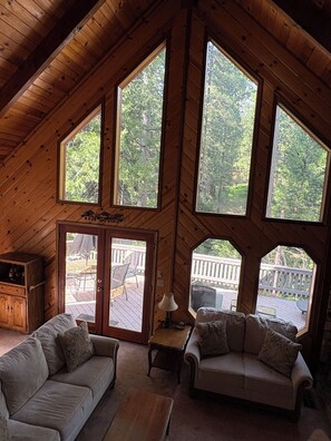 Living area - Serene 3-bedroom cabin located in Blue Lake Springs, Arnold. Perfect family spot (Arnold)