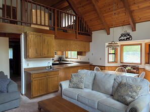 Living area - Serene 3-bedroom cabin located in Blue Lake Springs, Arnold. Perfect family spot (Arnold)