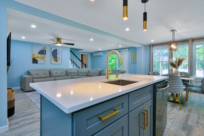 Superb 4-bedroom 2 bathroom unit 30 minutes from Boston with fire pit / hot tub