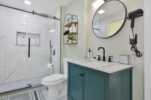 Bathroom - Superb 4-bedroom 2 bathroom unit 30 minutes from Boston with fire pit / hot tub (Methuen)