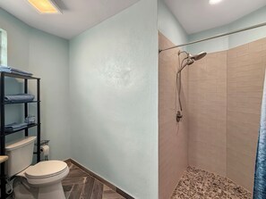 Shower, towels, soap, toilet paper - Cozy 1-bedroom, sleeps 4, AC, Electric Vehicle Charger, Courtyard, BBQ grill (Bahía la Choya)