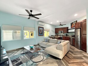 Smart TV, fireplace - Cozy 1-bedroom, sleeps 4, AC, Electric Vehicle Charger, Courtyard, BBQ grill (Bahía la Choya)