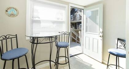 The Starfish Bungalow - Charming 2 Bedroom Home in the Heart of Walnut Beach