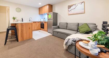 Modern 3BR CBD | Private Patio | Sleeps 6