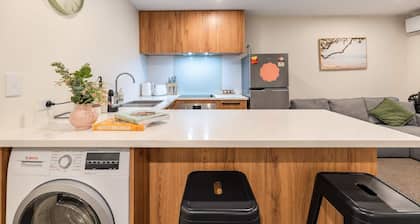Modern 3BR CBD | Private Patio | Sleeps 6