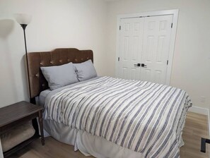 2 bedrooms, WiFi, bed sheets, wheelchair access - Ocean View 2 Bedroom Ground Level In North Nanaimo (Nanaimo)