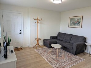 TV - Ocean View 2 Bedroom Ground Level In North Nanaimo (Nanaimo)