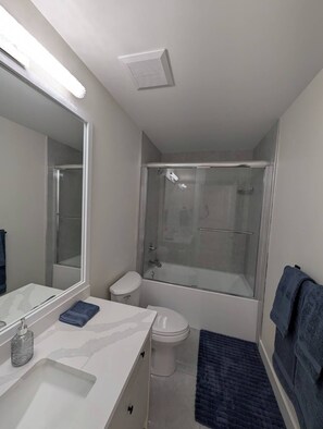 Serviettes fournies, savon, papier toilette