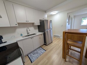 Private kitchen - Ocean View 2 Bedroom Ground Level In North Nanaimo (Nanaimo)