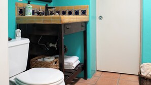 シャワー、タオル、石鹸、トイレットペーパー