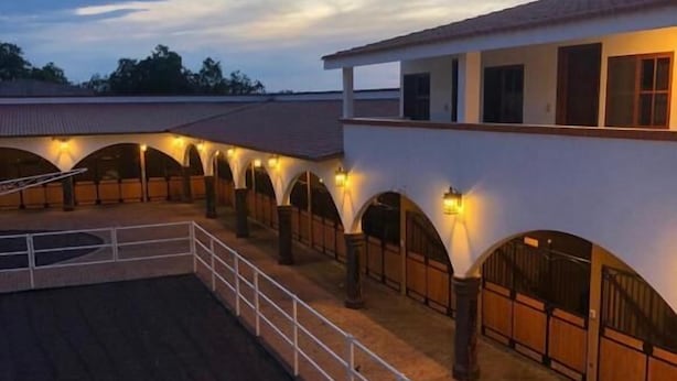 A stable with multiple arches and a fenced riding area. - HOTEL CUADRA CASONA EL CALVARIO (Huichapan)