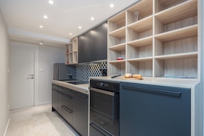 Kühlschrank, Ofen, Herdplatte, Geschirrspüler