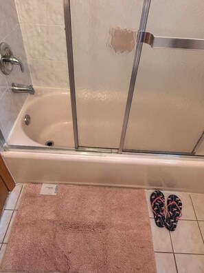 Een bubbelbad, een haardroger, handdoeken, toiletpapier