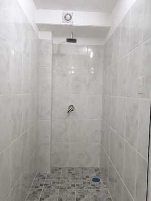 Phòng tập thể Tiêu chuẩn, ban công | Phòng tắm | Buồng tắm vòi sen, vòi sen phun mưa, máy sấy tóc, xà phòng 