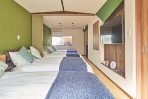Ett hotellrum med en stor säng, en tv och ett fönster.