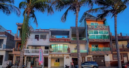 Apartment for 4 with parking in malecon in front of the ocean