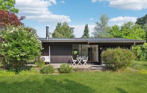 A modern house with a patio, a chimney, and a garden. - Lovely home in Vejby with WiFi (Vejby)