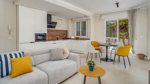 Un appartement moderne comprenant un salon, un coin repas et une cuisine.