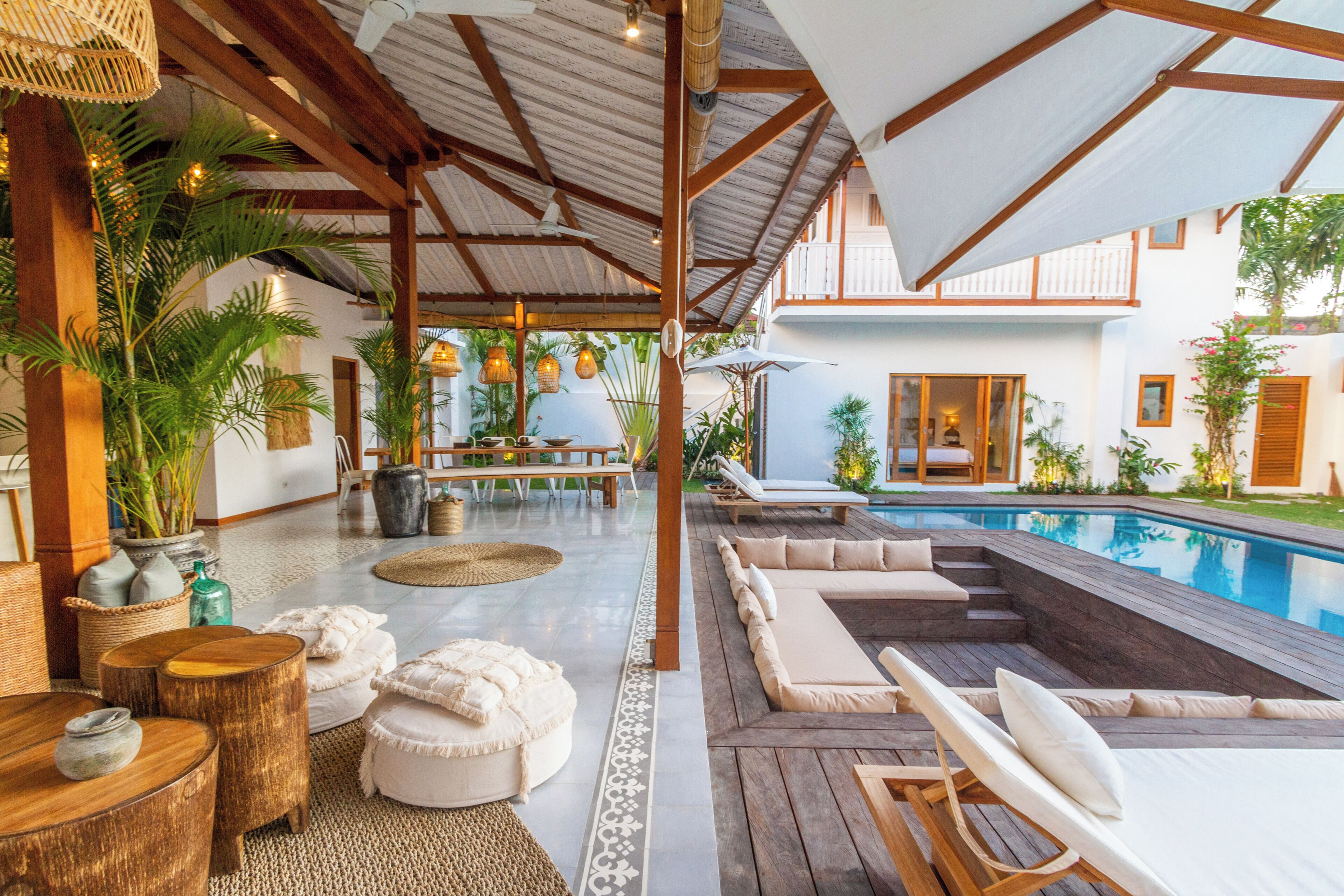 Una piscina al aire libre, sillones reclinables de piscina
