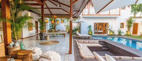 Villa Deluxe - flera sovrum - privat pool - utsikt mot poolen | Pool | Utomhuspool och solstolar