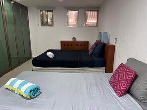 Tabla de planchar con plancha, wifi gratis, ropa de cama