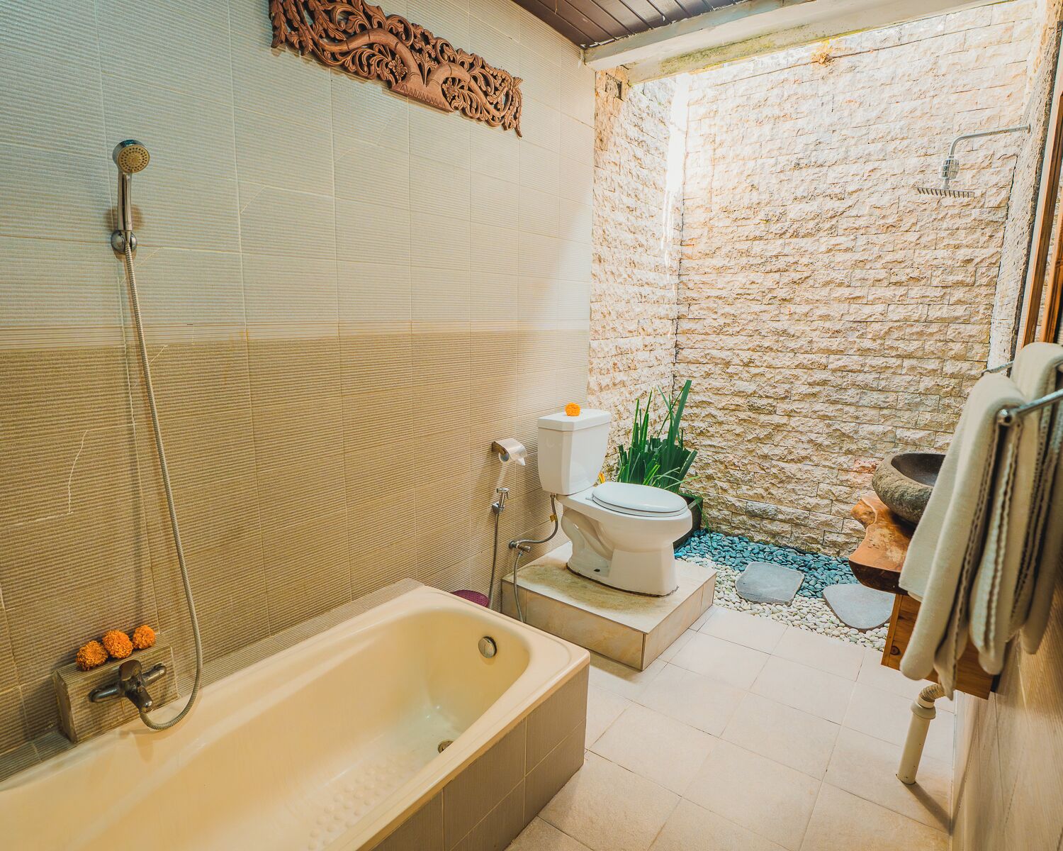 Deluxe Room | Bathroom | Towels, soap, shampoo