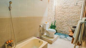 Deluxe Room | Bathroom | Towels, soap, shampoo