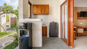 Suite, vista a la alberca | Cocina privada