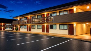 A multi-story motel with a parking lot, balconies, and a flat roof. - Cranberry Park Hotel (Cranberry Township)