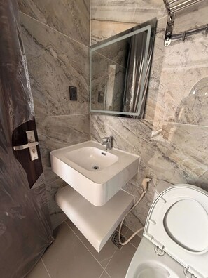 Deluxe Double Room, City View | Bathroom - Luckin Hotel (An Hoi Dong)
