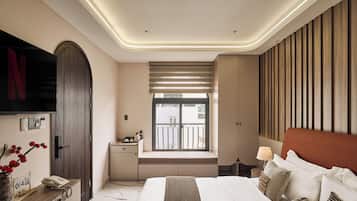 Habitación doble Deluxe, vista a la ciudad | Ropa de cama de alta calidad, escritorio y wifi gratis