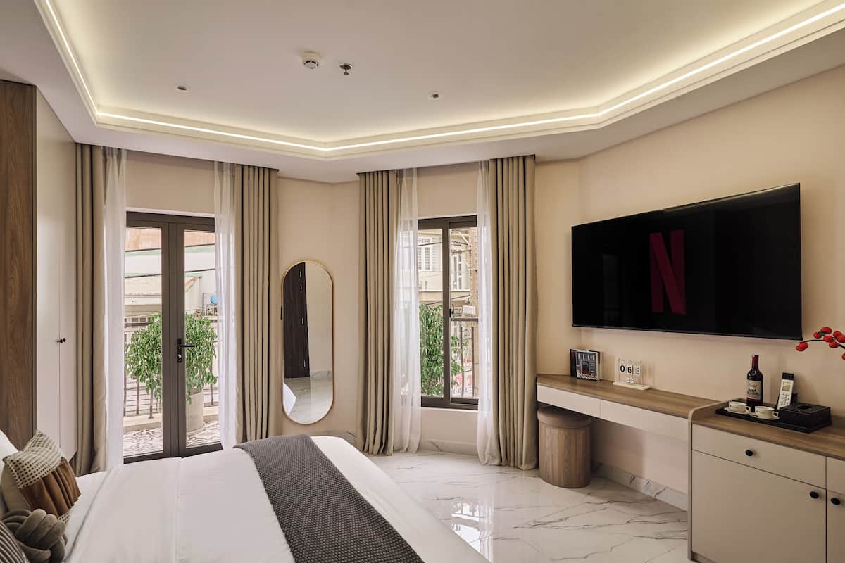 Habitación romántica doble, vistas a la ciudad | Ropa de cama de alta calidad, escritorio, wifi gratis