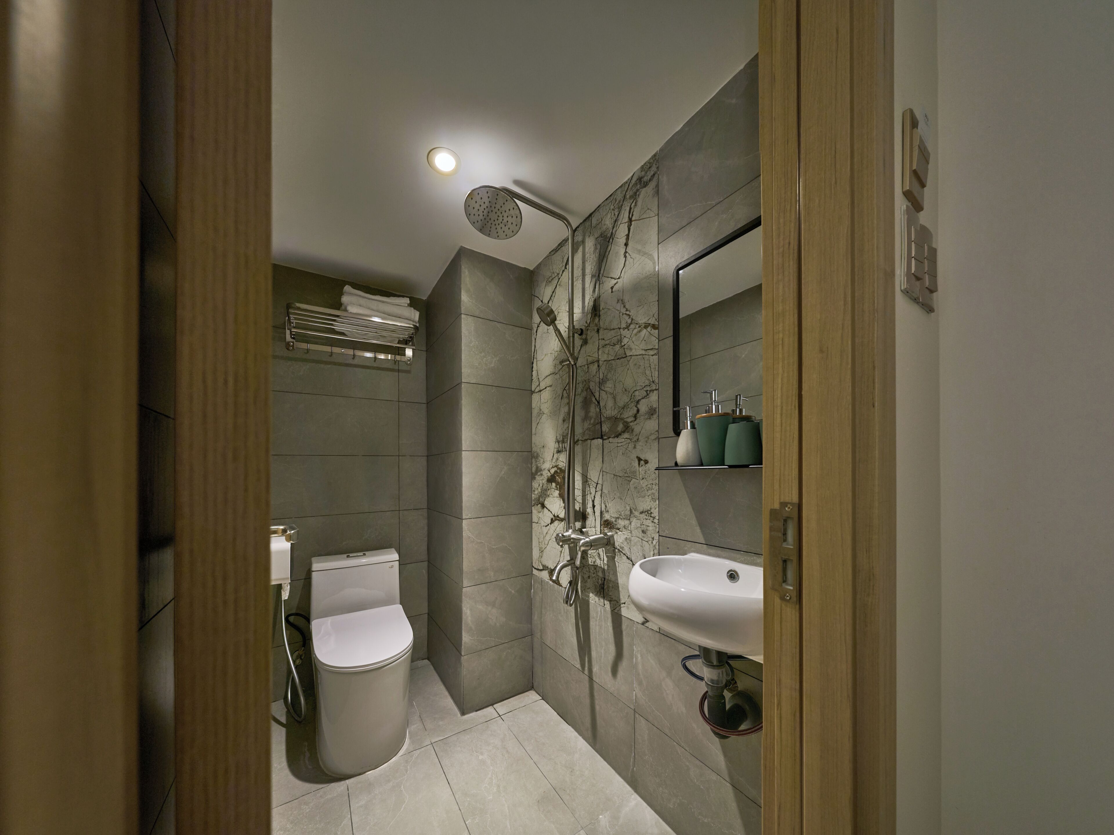 Habitación Deluxe doble, vistas a la ciudad | Baño | Artículos de higiene personal gratuitos, secador de pelo y toallas