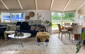 TV, fireplace - Amazing home in Korsør with sauna (Korsør)