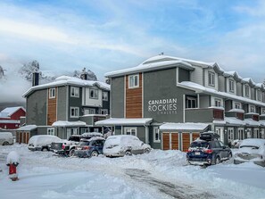 Ein mehrstöckiges Gebäude mit einem Schild, auf dem 'Canadian Rockies Chalets' steht.