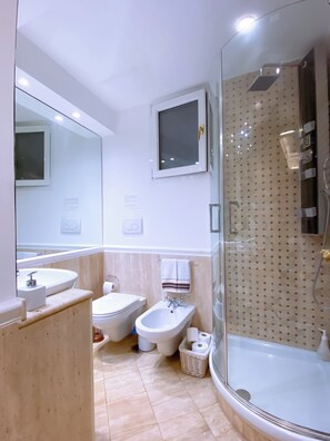 Bathroom - Curated 1-bedroom apartment in best zipcode in Rome Historical center w/ real AC (Roma)