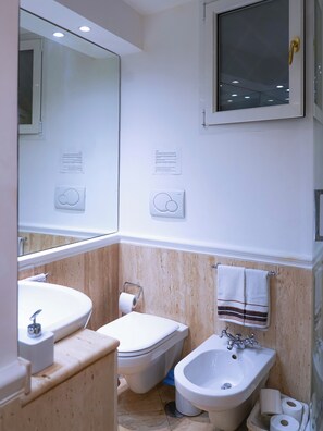 Bathroom - Curated 1-bedroom apartment in best zipcode in Rome Historical center w/ real AC (Roma)