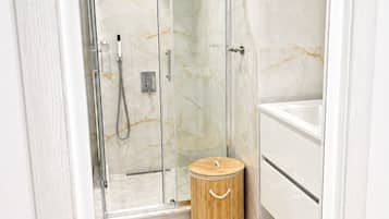 Dusche, Handtücher, Toilettenpapier
