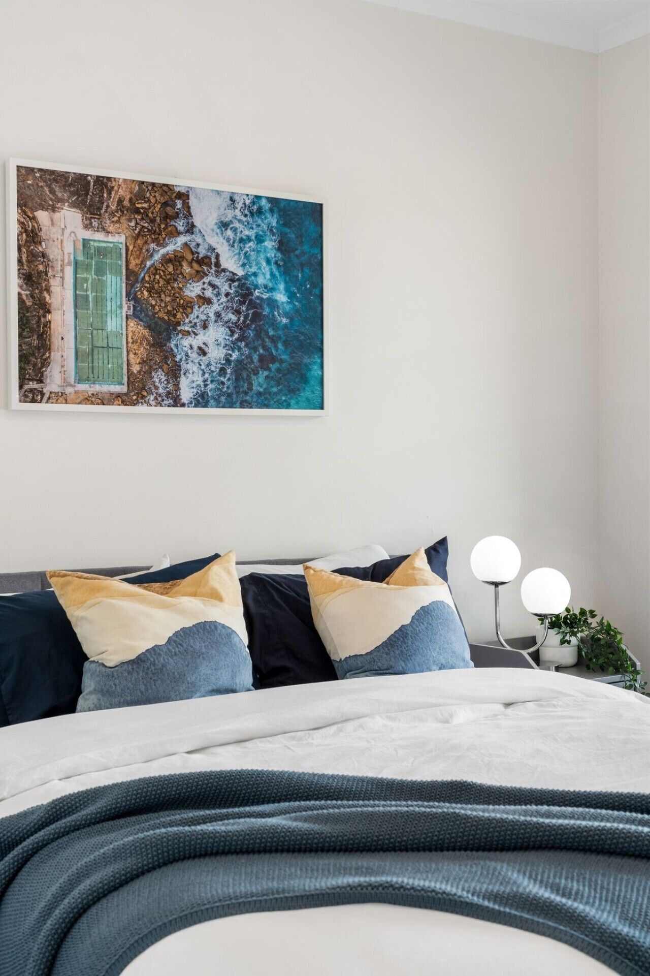 Desk, iron/ironing board, WiFi, bed sheets