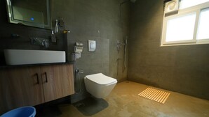 Een badkamer met toilet, wastafel en douche.