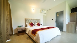 Een hotelkamer met een bed, nachtkastje en een kledingkast.