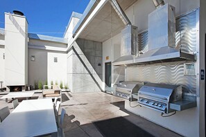 Outdoor dining - Newly renovated Penthouse condo in peaceful San Diego (San Diego)