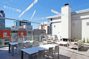 Outdoor dining - Newly renovated Penthouse condo in peaceful San Diego (San Diego)