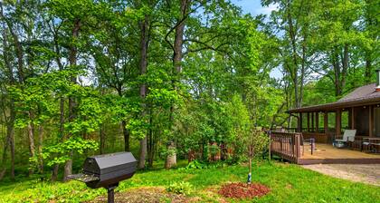 Welcome to M'Hollow, Cozy Cabin, Private Hot Tub, WiFi, and Screened in Porch
