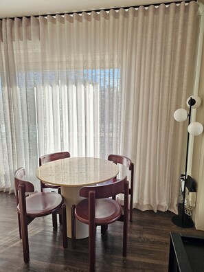 Dining - The Cabbage Palm | Coastal Escape |
150m from Kiama's Main Street (Kiama)
