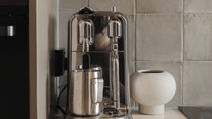 Cuina amb cafetera, gerro blanc i envelliment de rajola.