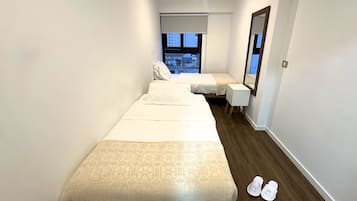 Escritorio, espacio para trabajar con laptop y cortinas blackout