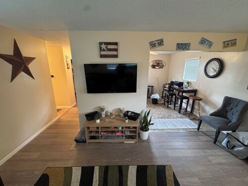 Perfect 2-bedroom house with AC in charming Junction City